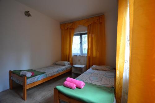 2 twin beds