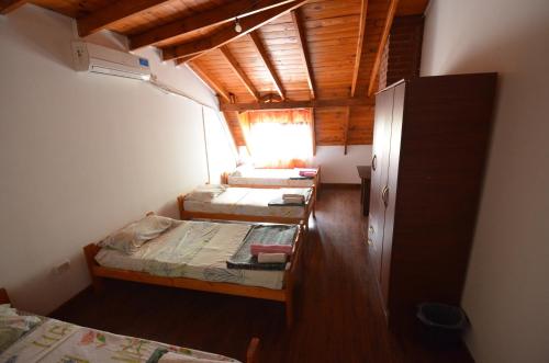 4 twin beds