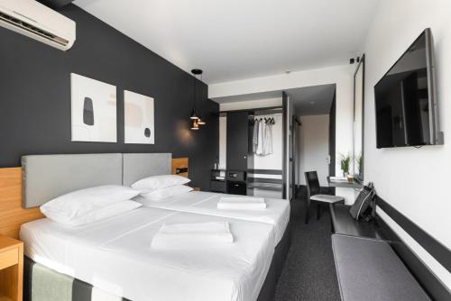 Park Hotel - image 12
