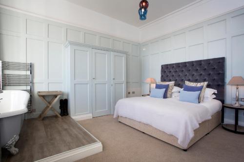 Royal Hotel - image 11