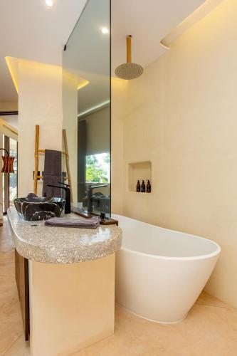 Dusj, Kan Hotel Tulum & Beach Clubs in Tulum