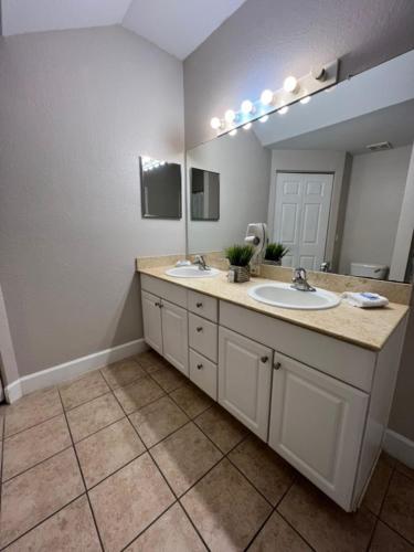 3 Beds - Disney 10 Minutes Lucaya Village in Kissimmee, USA