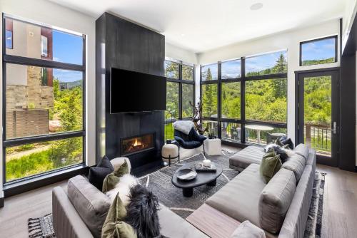 3 Riverfront Townhouse in Avon, USA