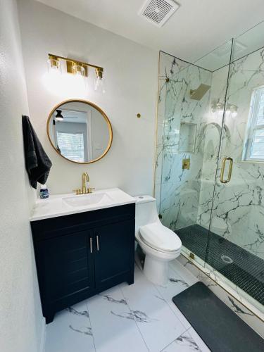 Cozy HOME Entire Place 4BR 2BA Contemporary Chic in Dallas, USA
