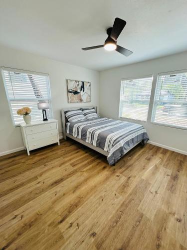 Cozy HOME Entire Place 4BR 2BA Contemporary Chic in Dallas, USA