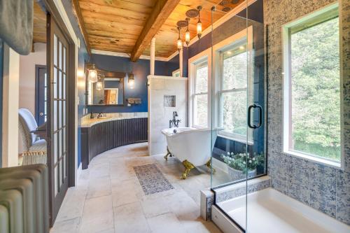 Luxe 14-Acre Vermont Countryside Lodge! in Washington
