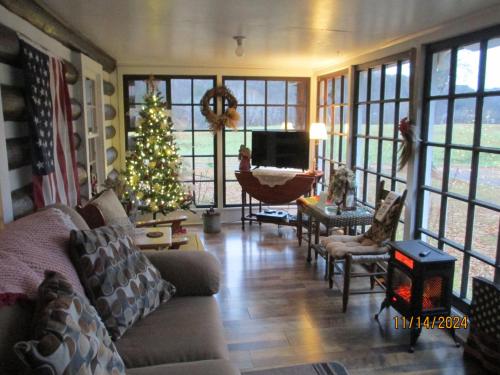 Skats, Gorgeous cabin stay near I-77, views, antiques, Wi-fi, wonderful experience for 2! in Pembroke (VA)
