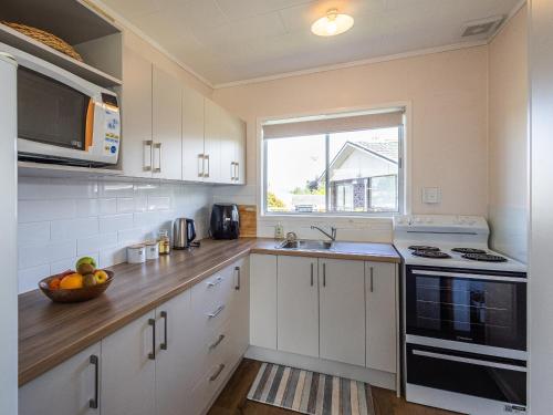 Central Riverside Retreat - Taupo Holiday Home - image 3