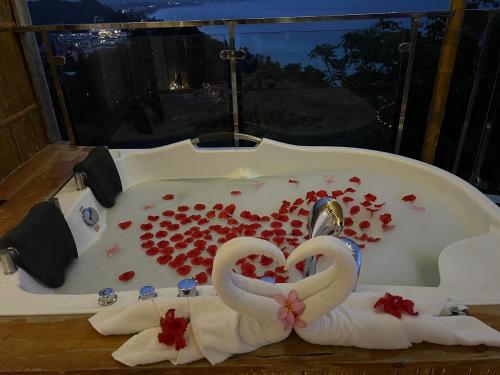 Hot tub, Amor 2 Bedroom Loft with Jacuzzi in Diniwid