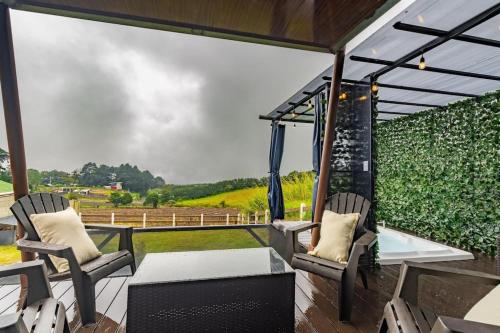 Ventana Paraíso Cabaña con Jacuzzi (Ventana Paraiso Cabana con Jacuzzi) in Poasito