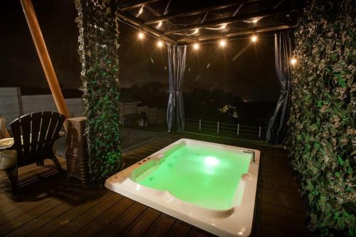 Whirlpool, Ventana Paraíso Cabaña con Jacuzzi (Ventana Paraiso Cabana con Jacuzzi) in Poasito