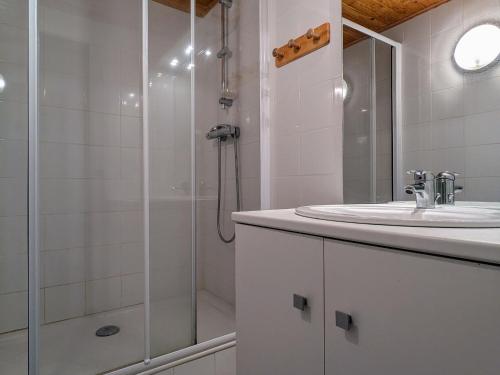 Gîte Freycenet-la-Tour, 4 pièces, 8 personnes - FR-1-582-236 (Gite familial en Haute-Loire avec terrain clos, a proximite de l'Ardeche et des stations de ski - FR) in 芒德