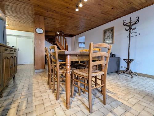 Gîte Freycenet-la-Tour, 4 pièces, 8 personnes - FR-1-582-236 (Gite familial en Haute-Loire avec terrain clos, a proximite de l'Ardeche et des stations de ski - FR) in 芒德