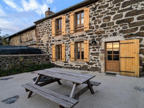 Gîte Freycenet-la-Tour, 4 pièces, 8 personnes - FR-1-582-236 (Gite familial en Haute-Loire avec terrain clos, a proximite de l'Ardeche et des stations de ski - FR) in 芒德