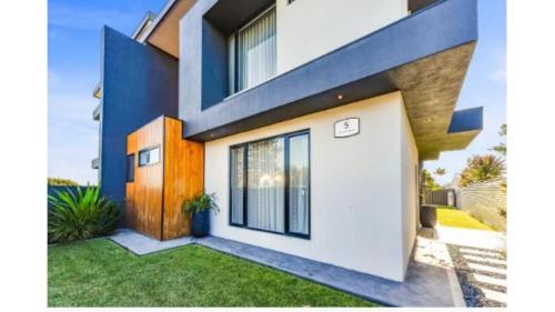 . Luxury on Holland Kingston SE