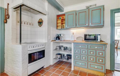 Kitchen, Two-Bedroom Apartment In Sydals in Traenge