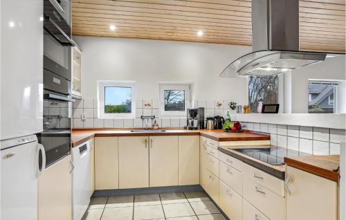 ห้องครัว, Nice Home In Jerup With Wifi in ใจกลางเมืองเยรูป