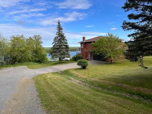 Stunning 4bedroom Lake house !