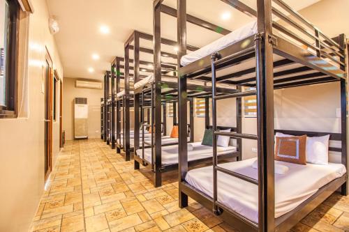 6 bedrooms, 29 beds