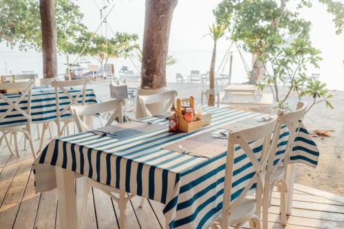 Restaurant, Mayalay Resort - Green Hotel in Koh Ngai