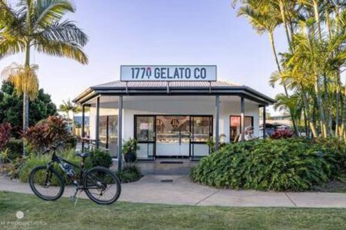 Palm Breeze Hideaway 3 BR - 1 Min to Shops