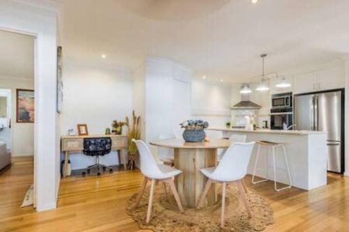 Palm Breeze Hideaway 3 BR - 1 Min to Shops