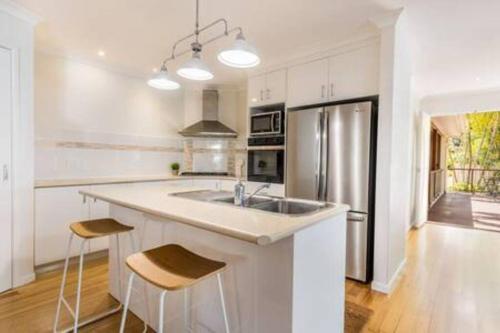 Palm Breeze Hideaway 3 BR - 1 Min to Shops