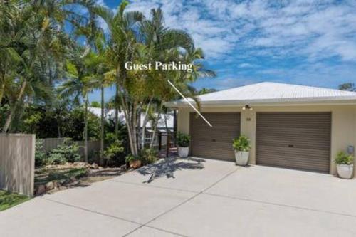 Palm Breeze Hideaway 3 BR - 1 Min to Shops
