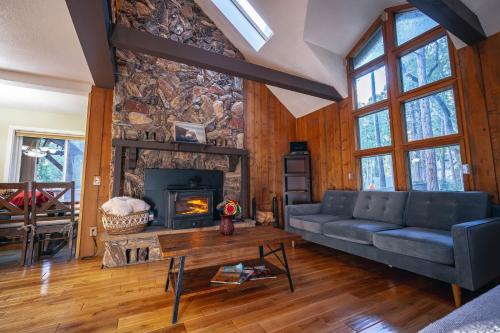 Winter Falls Cabin-Stunning Views in Cherry Valley (CA)