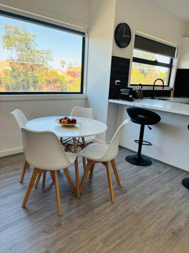 Long-Term Stays-2BR Townhouse on Bell Street, Preston, Central & Near Tram, pets welcome in Preston