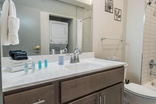 Bright and Modern Studio in Louisville # 106 - image 2