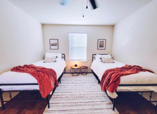 Luxury San Antonio Home - Total 5 beds with 2 King Beds, Near SeaWorld, Six Flags and Attractions in San Antonio, USA