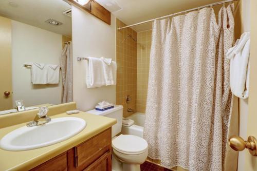 MP518 Mountain Plaza Hotel Room - image 10