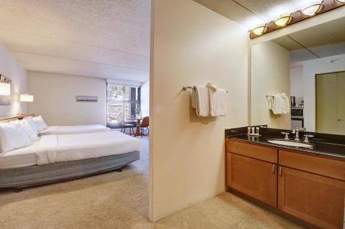MP522 Mountain Plaza Hotel Room - main image