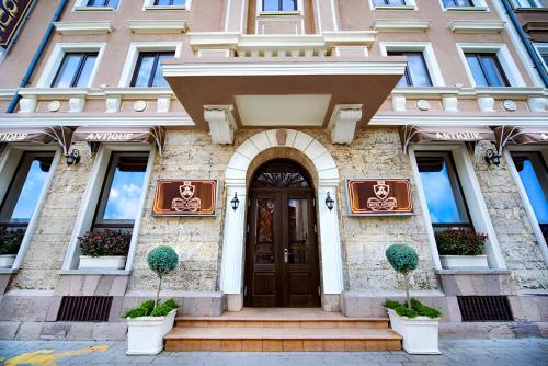 Hotel Antique - image 13