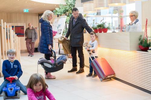 大堂, 山頂飯店 (Berggasthof Hochsten) in 德根豪塞爾塔爾