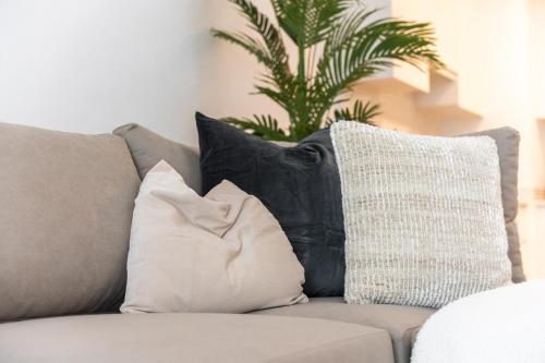 Free housekeeping visits during your stay - StayShort - Warm and Earthy 1-Bedroom Apartment Perfect for Family in Madinat Jumeirah Living!, Dubai (photo 10)