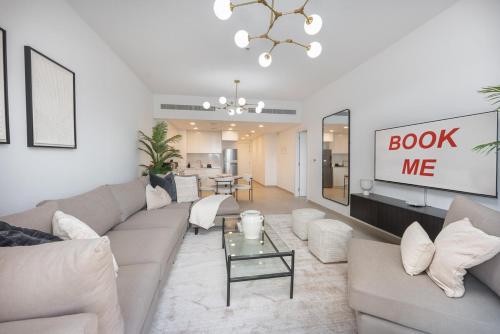 Free housekeeping visits during your stay - StayShort - Warm and Earthy 1-Bedroom Apartment Perfect for Family in Madinat Jumeirah Living!, Dubai (photo 6)