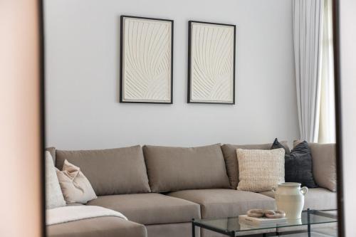 Free housekeeping visits during your stay - StayShort - Warm and Earthy 1-Bedroom Apartment Perfect for Family in Madinat Jumeirah Living!, Dubai (photo 9)