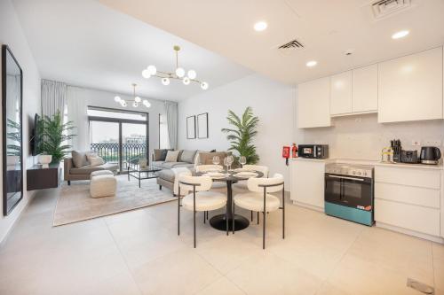 Free housekeeping visits during your stay - StayShort - Warm and Earthy 1-Bedroom Apartment Perfect for Family in Madinat Jumeirah Living!, Dubai (photo 4)