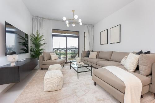 Free housekeeping visits during your stay - StayShort - Warm and Earthy 1-Bedroom Apartment Perfect for Family in Madinat Jumeirah Living!, Dubai (photo 7)