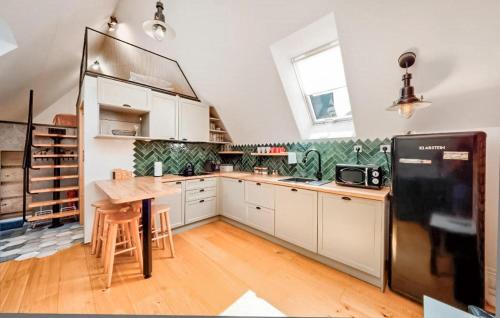 virtuve, Gorgeous Apartment In Ratulow With Wifi in Ciche