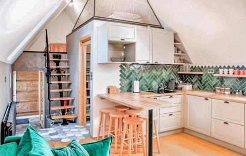 virtuve, Gorgeous Apartment In Ratulow With Wifi in Ciche
