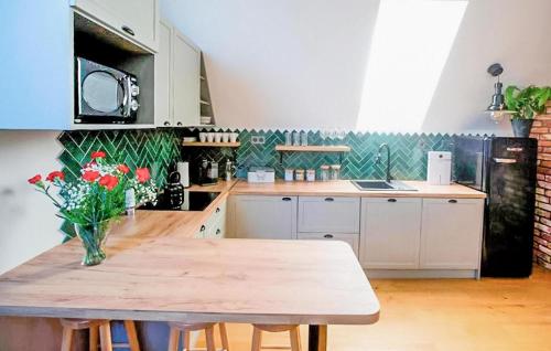 virtuve, Gorgeous Apartment In Ratulow With Wifi in Ciche
