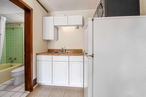 Days Inn by Wyndham Dubuque - image 11