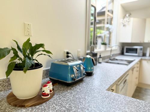 Large warm 4BRM family recharge in Halswell - Netflix, Massage chair in Wigram