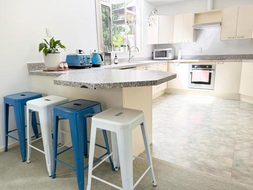 Large warm 4BRM family recharge in Halswell - Netflix, Massage chair in Wigram