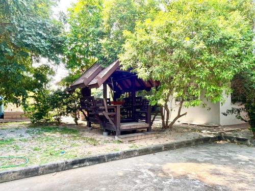 Kunaeng ครัวกันเอง รีสอร์ท in Bang La Mung