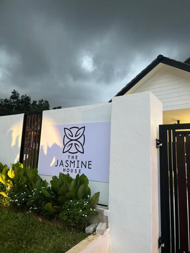 The Jasmine House Desa Putra w Private Pool 5 min Putrajaya