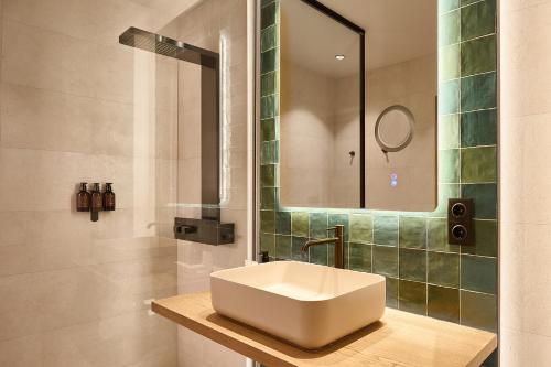 room detail thumbnail 2